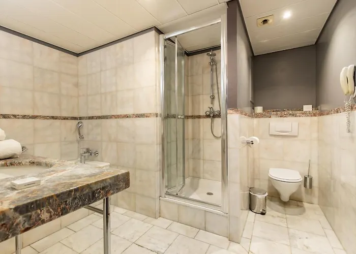 Le Pera 4* Париж