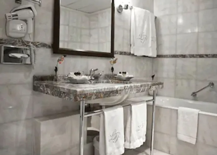 Le Pera 4* Париж